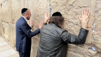 Javier Milei llegó a Israel y visitó el Muro de los Lamentos