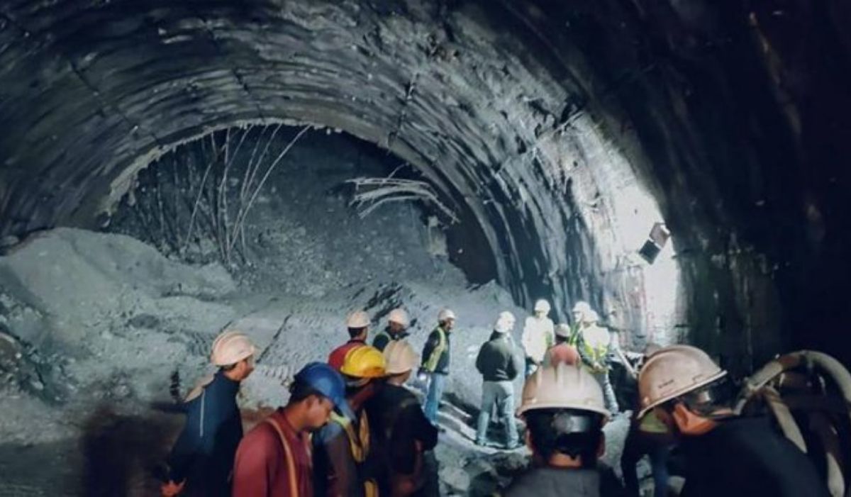 Al menos 40 obreros quedaron atrapados por el derrumbe de un túnel en la India