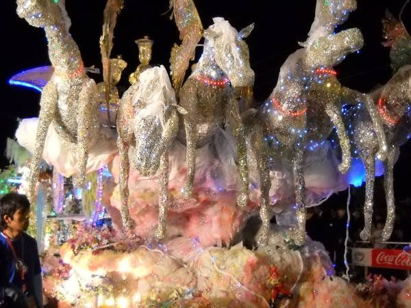 El cuarto desfile recibió a las reinas del interior y de otras ediciones de la FNE