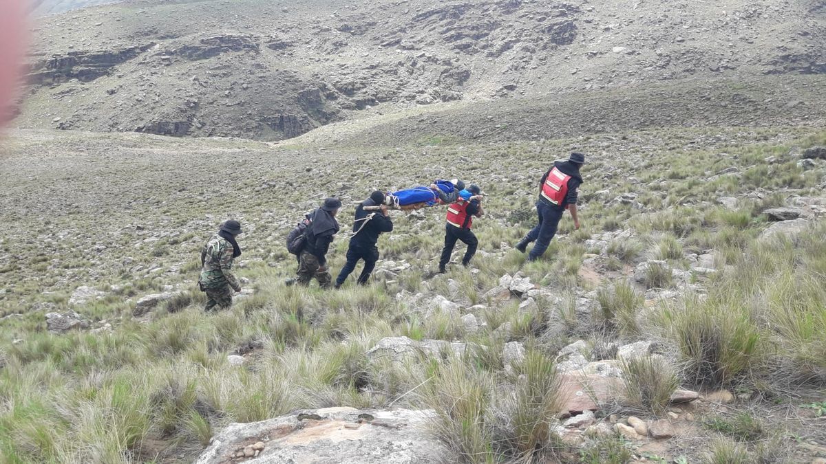 Seis horas a pie para rescatar a una persona accidentada en un paraje de la Quebrada
