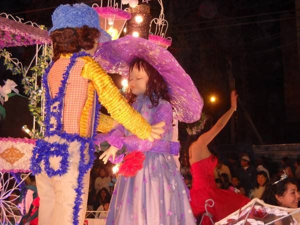 El cuarto desfile recibió a las reinas del interior y de otras ediciones de la FNE