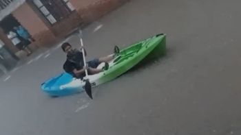Temporal en Perico: calles inundadas y un vecino en kayak