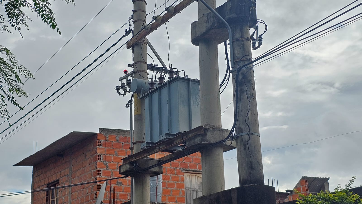 Más de 10 horas sin luz, el padecimiento de vecinos en La Ovejería