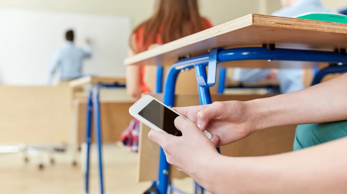 Cada vez más países prohíben el uso de celulares en los colegios