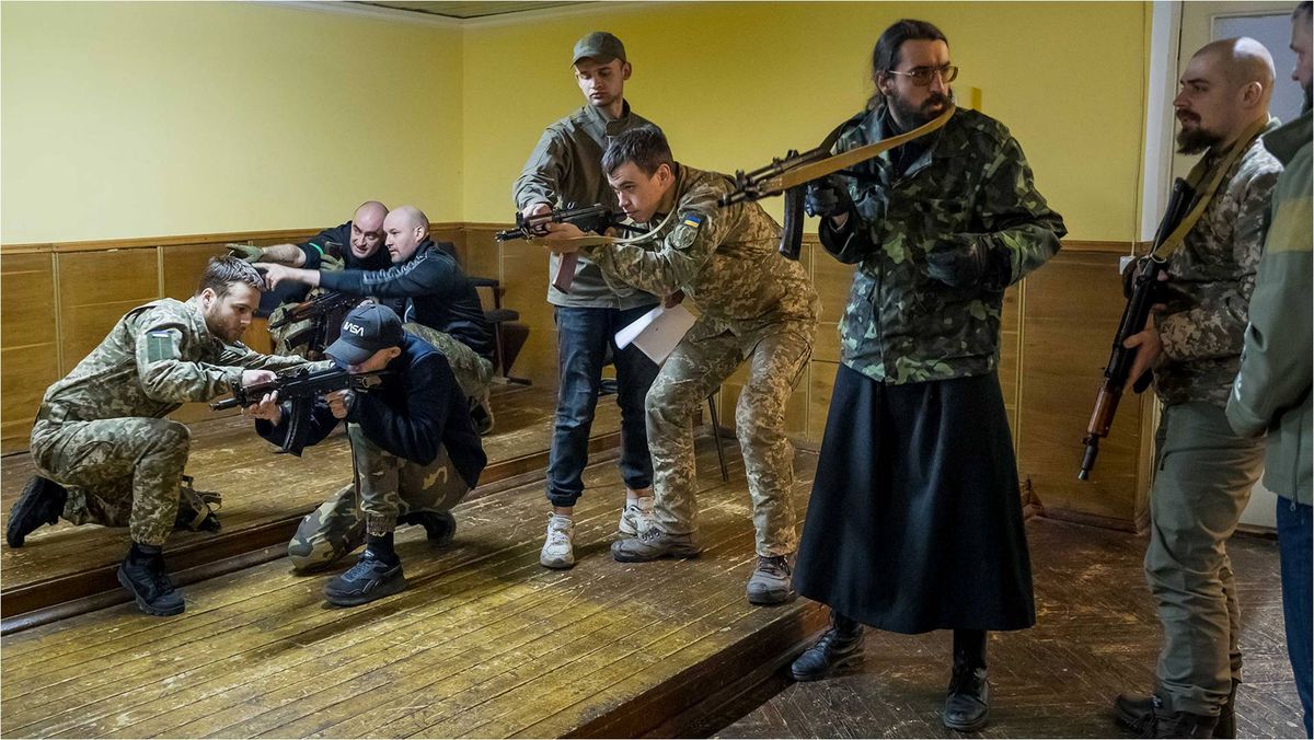 Clases militares exprés para poder luchar en el frente de batalla ucraniano