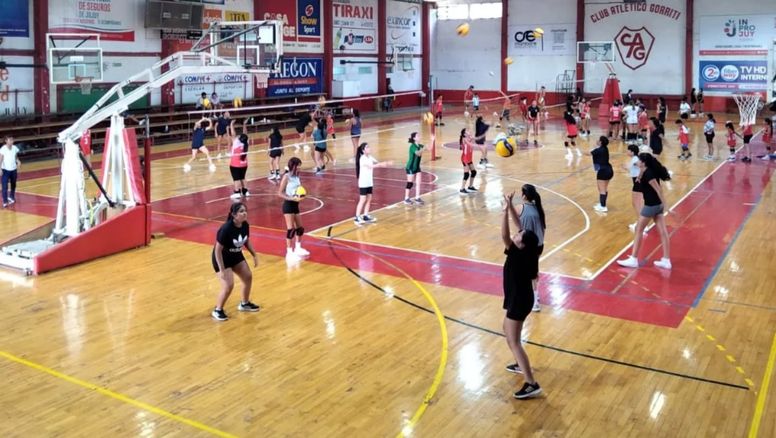 Con entusiasmo y mucha energía, comenzaron las Escuelas de Vóley en Gorriti