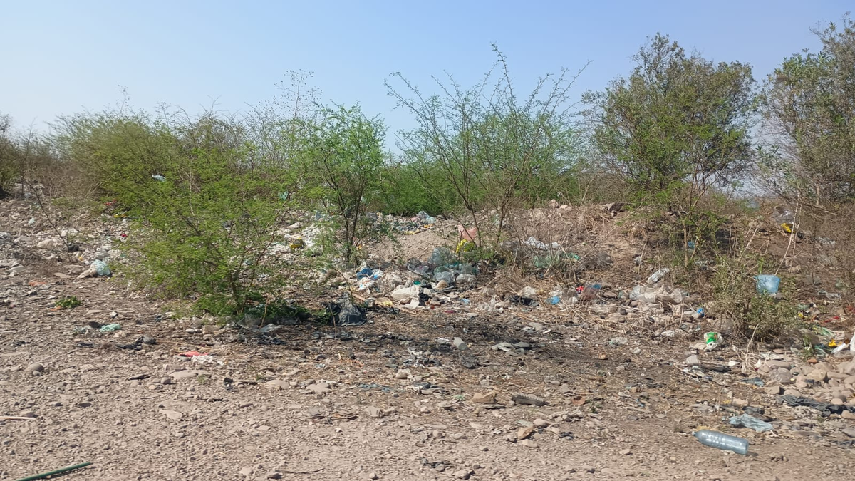 Preocupante contaminación por basurales en el Río Los Alisos