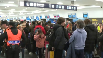 Rige el paro de gremios aeronáuticos en Aeroparque y Ezeiza: afecta a 150 vuelos y 15.000 pasajeros