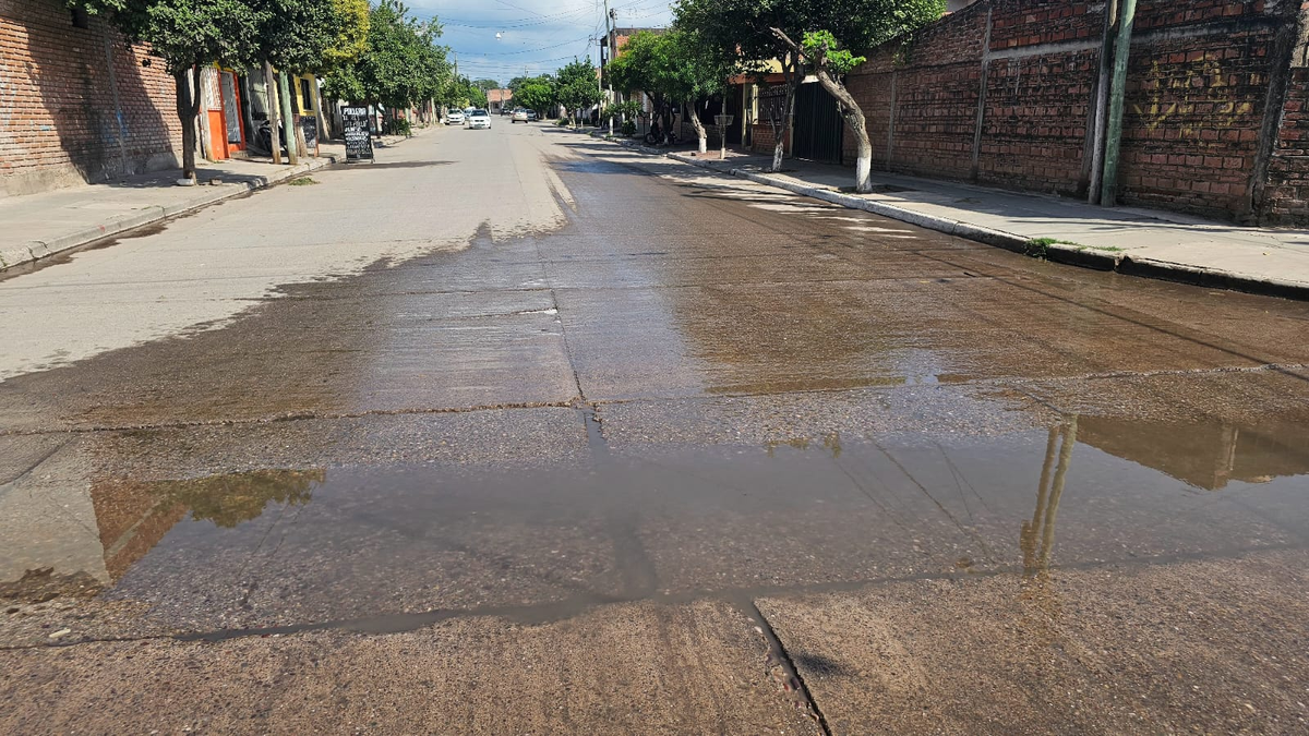 Barrio de Perico afectado con pérdidas de agua hace más de una semana