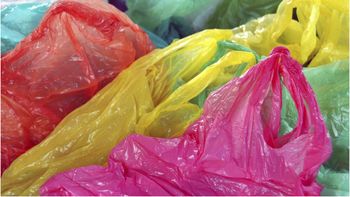 Comienzan a prohibir las bolsas de plástico en comercios de la ciudad