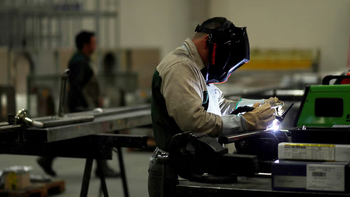 La economía cayó en marzo por primera vez en casi un año: se contrajo 1,8% mensual