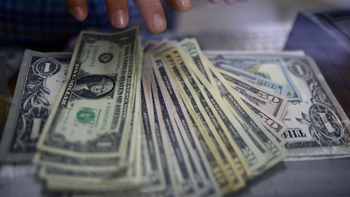 El dólar oficial rebotó $20, pero anotó su tercera baja semanal consecutiva