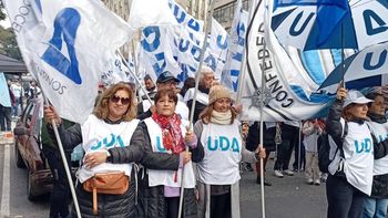UDA rechaza el cierre de paritarias y reclama un bono de $300.000 para la docencia