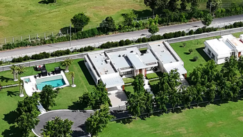 Secuestran 45 autos de lujo en el allanamiento de la mansión que le adjudican a Chiqui Tapia