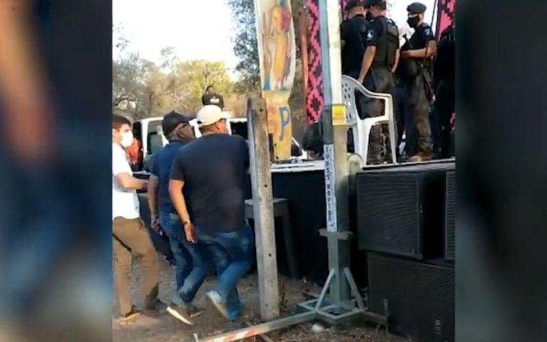 Protesta de policías por las agresiones del intendente Julio Bravo