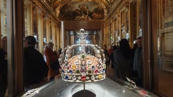 Gran robo en el museo del Louvre: se llevaron joyas e importantes piezas históricas