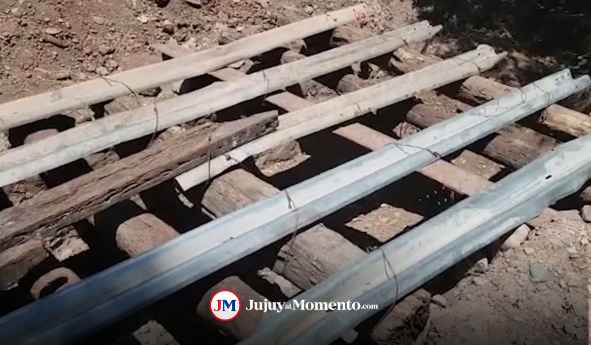 Hicieron un puente de tránsito pesado a base de troncos y durmientes oxidados