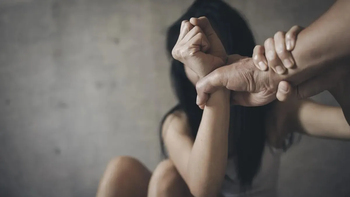 Irrumpió en la casa de su ex pareja, la golpeó y la amenazó con un cuchillo