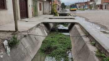 Piden la urgente reparación de una pérdida cloacal en barrio Malvinas