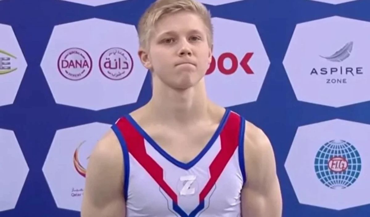 Escándalo: atleta ruso subió al podio con un símbolo de la invasión a Ucrania