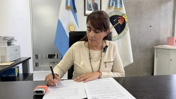 Tras el escándalo salarial, docentes piden la renuncia de la ministra de Educación