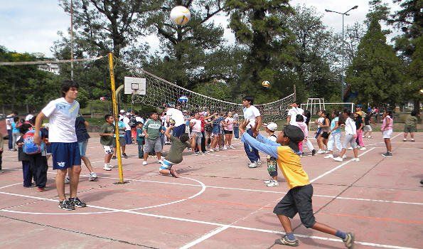 Niños de la Colonia del Parque compartieron con el plantel del Jujuy Vóley