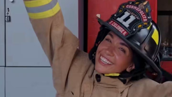 María Becerra cumplió su sueño y fue bombera voluntaria por un día