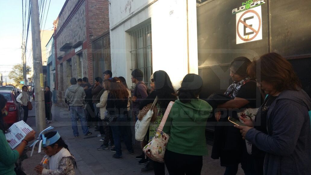 Indignados con una empresa de colectivos que no los atiende