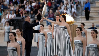 Juegos 2024: París recibió la llama olímpica en Atenas