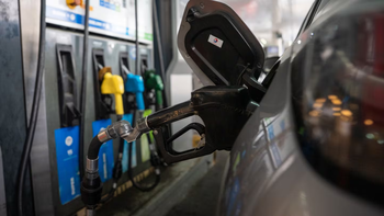 Las petroleras aumentaron entre un 2% y un 5% la nafta, pero YPF mantuvo sus precios