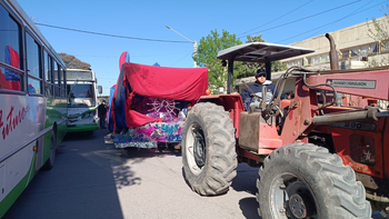 Cuenta regresiva para los desfiles: carroceros siguen con su traslado a Ciudad Cultural