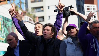 Piedrazos y tensión en la caravana de Javier Milei: evacuaron de urgencia a la comitiva