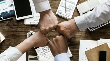 Ocho de cada diez argentinos tienen amigos en el trabajo: por qué mejora el rendimiento, según los expertos