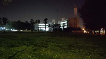Completamente a oscuras, así está la plaza detrás del Complejo Ministerial