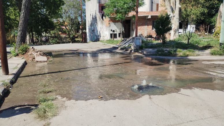 Los líquidos cloacales no dan respiro, ni Agua Potable ni el municipio dan respuestas