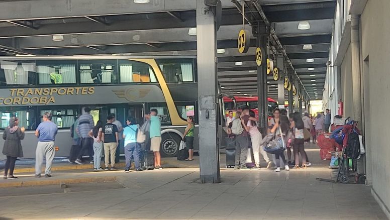 Movimiento por el finde XXL: masiva llegada de viajeros a la Terminal de Ómnibus