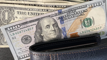 El dólar oficial cayó con fuerza y amplió la brecha con el techo de la banda