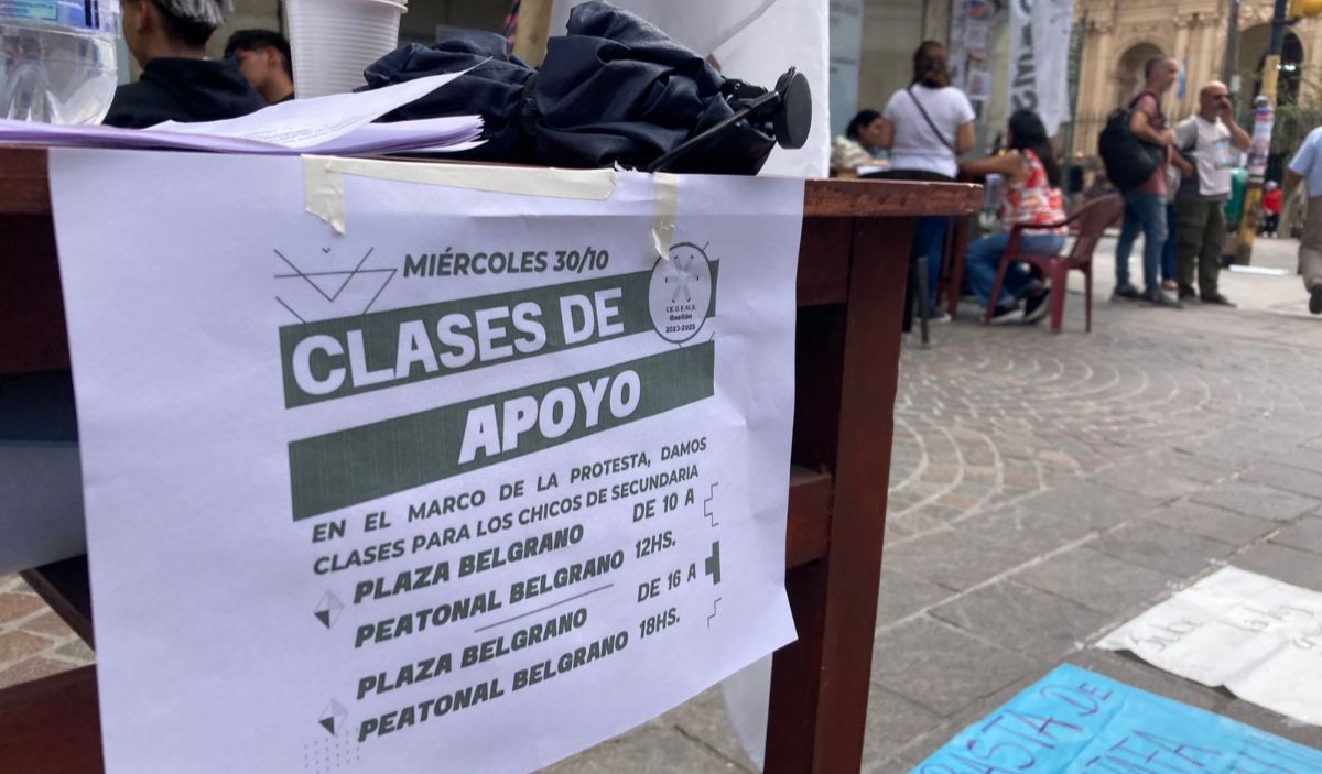 Tercer día de paro docente: clase de apoyo pública para exponer el malestar