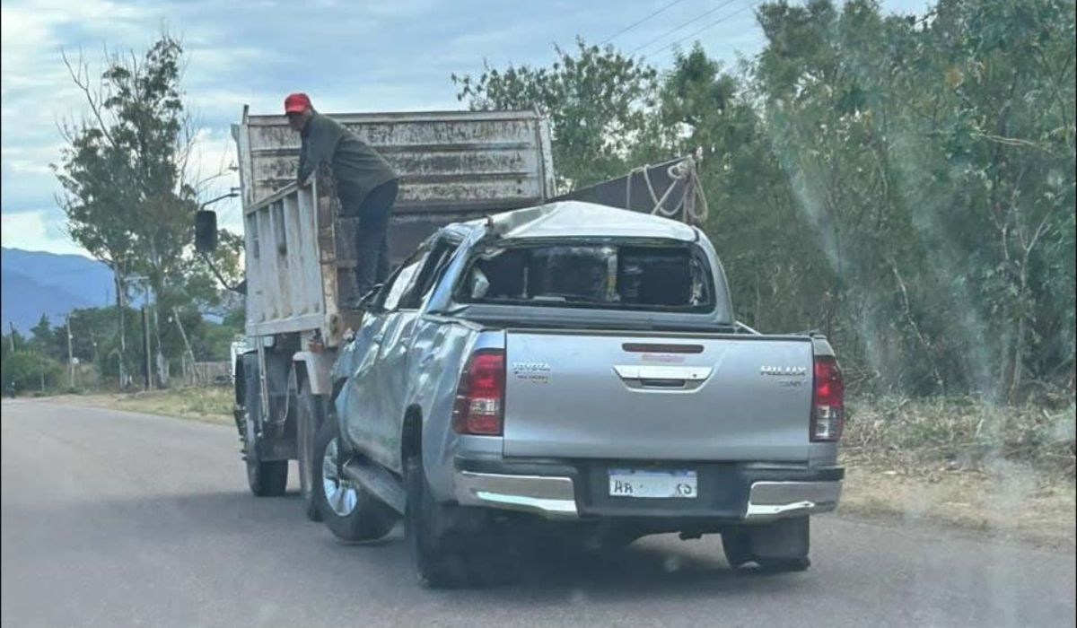 Foto: camioneta que volcó en Palma Sola. 