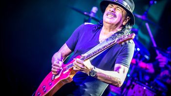 El famoso guitarrista Carlos Santana se desvaneció durante un concierto