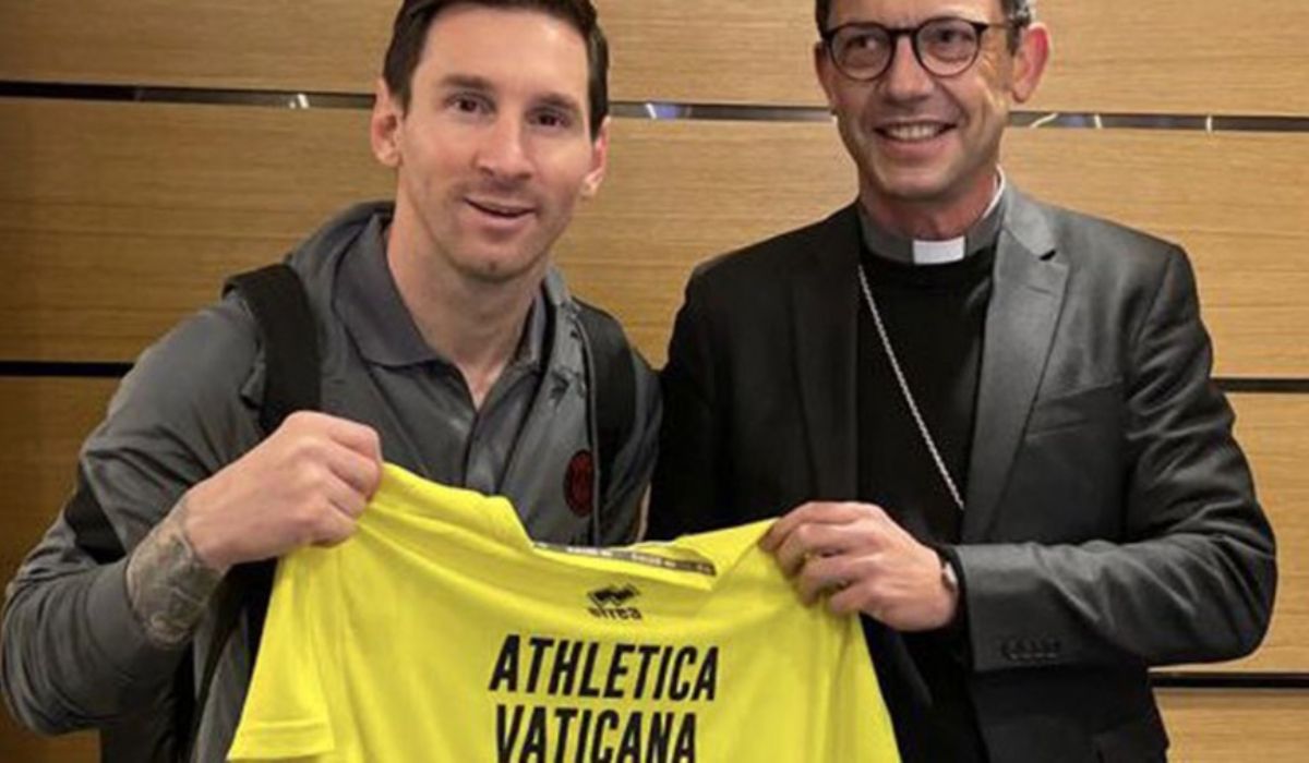 Messi recibió una camiseta del equipo del Vaticano firmada por el papa Francisco