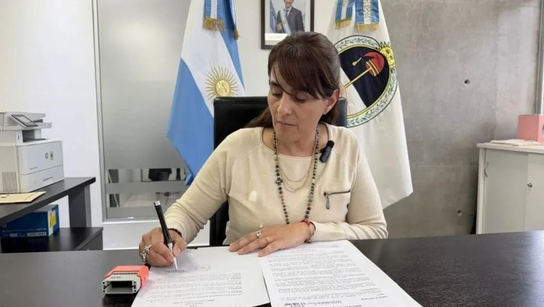 Tras el escándalo salarial, docentes piden la renuncia de la ministra de Educación