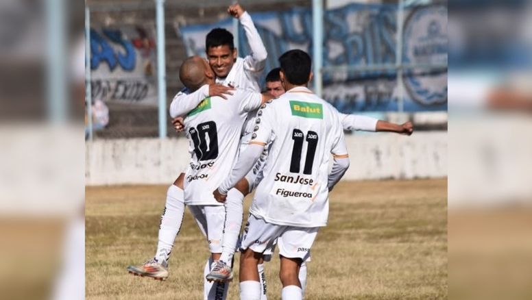 Zapla goleó y es finalista del Apertura