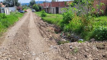 Residentes de Sargento Cabral reclaman abandono y calles intransitables tras accidente de una mujer