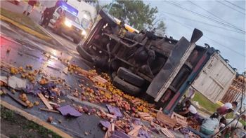 Camión con frutas volcó en Santo Domingo