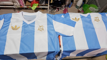 Furor por la nueva camiseta de la Selección Argentina en la Feria de Perico