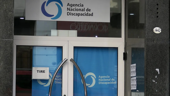 Allanaron la Agencia de Discapacidad y una droguería: encontraron sobres con dólares