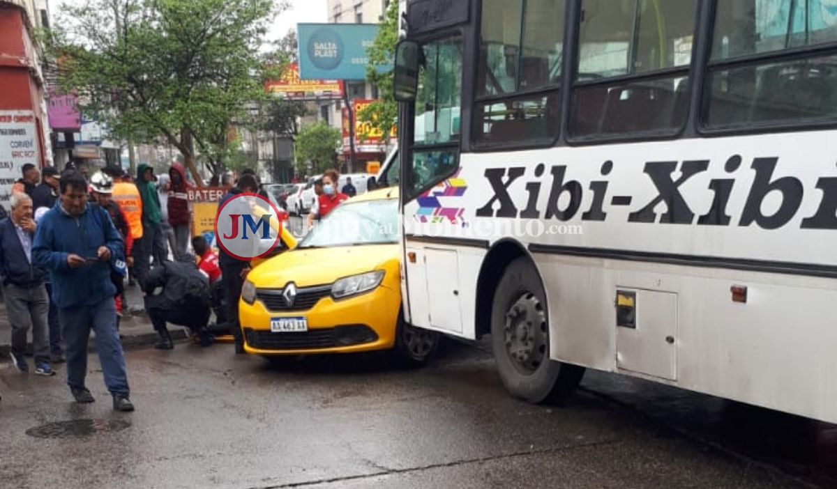 Fuerte choque en Gorriti: colectivo impactó contra un taxi