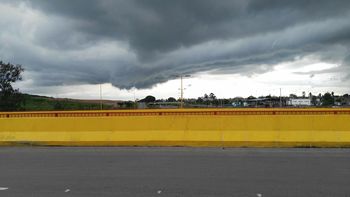 Domingo mayormente nublado y con probabilidad de lluvias en la ciudad