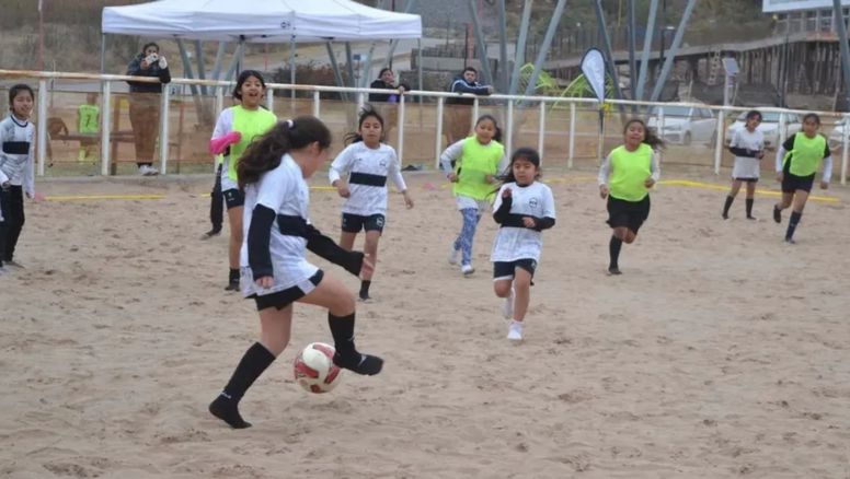 Ahora, el turno de ellas: campeonato de fútbol playa infantil